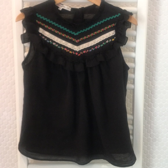 Adorable boho blouse w/ embroidered ribbon detail - Picture 1 of 9